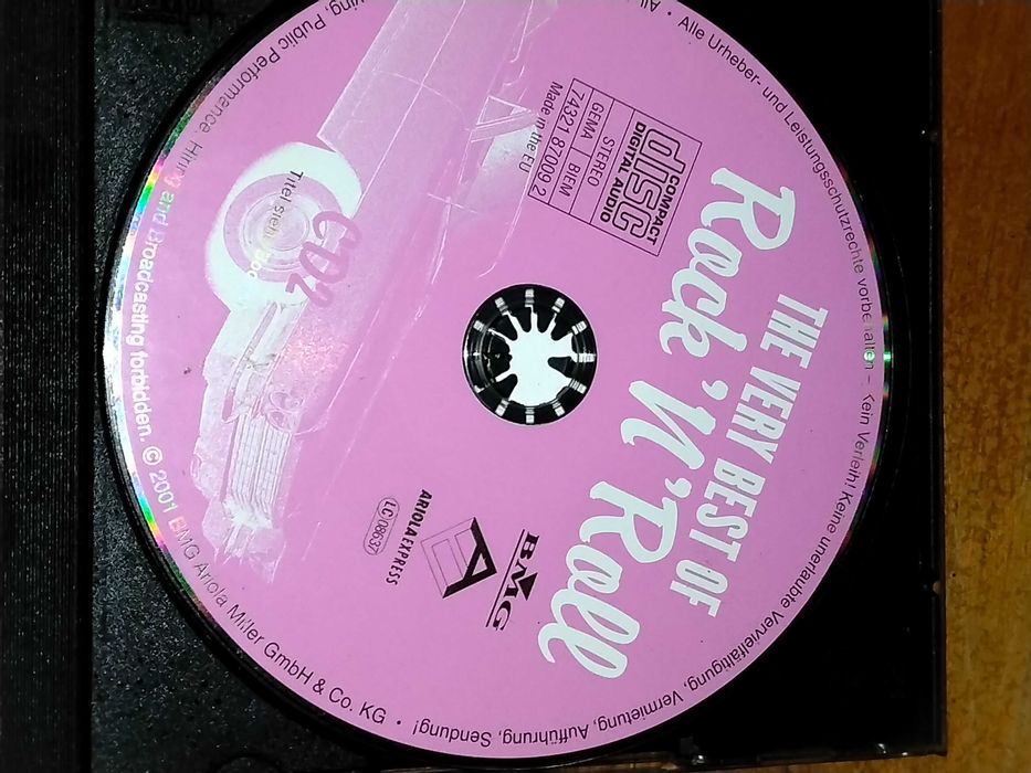 CDs de música entre outros