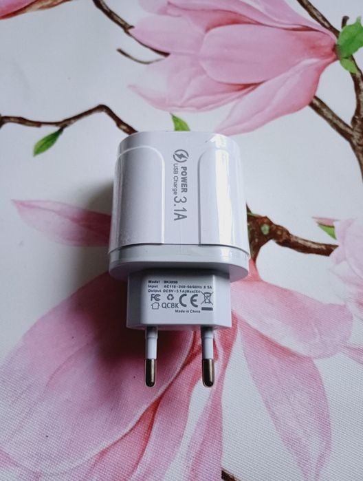 Biała ładowarka, wtyczka USB, szybkie ładowanie