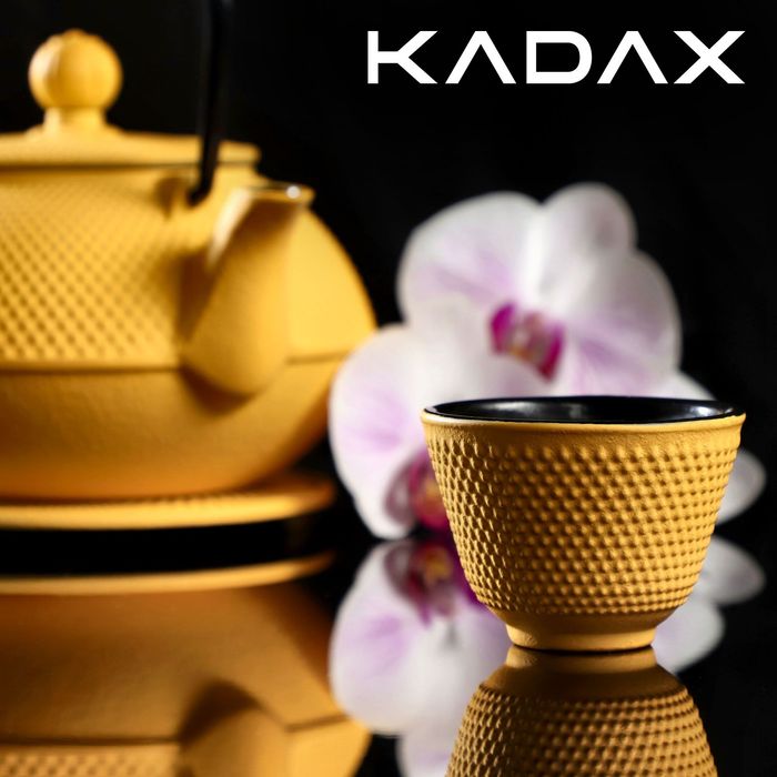 Czajnik żeliwny Teramo 0.85L z czarkami, podstawką i widelcem,