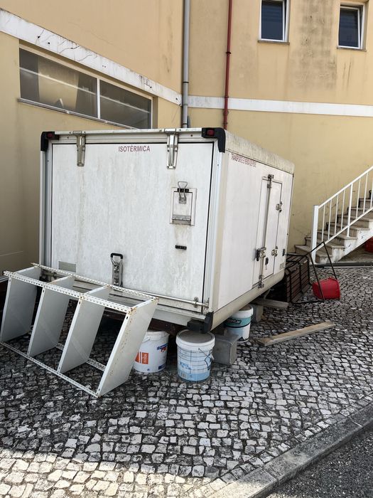 Contentor em bom estado que foi retirado de uma carrinha izuso