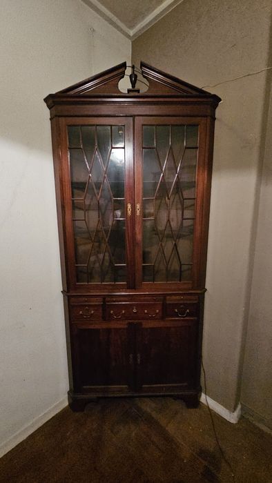 Móvel de canto antigo em madeira com luz interior