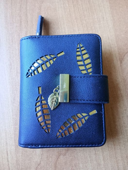 Czarny portfel w listki