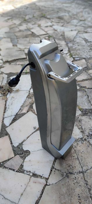 Bicicleta elétrica avariada, completa ou à peça. Com carregador e baterias.