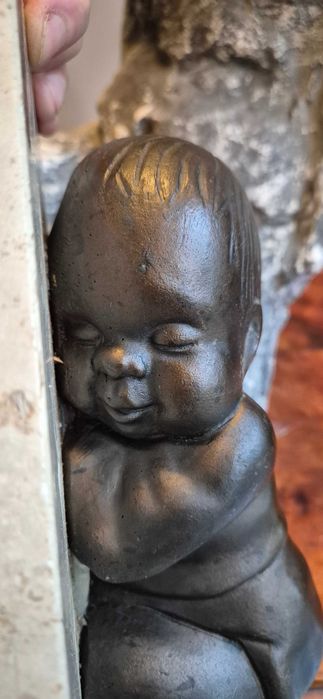 Aukcyjna rzeźba śpiącego dziecka z brązu z ciemną patyną dekor