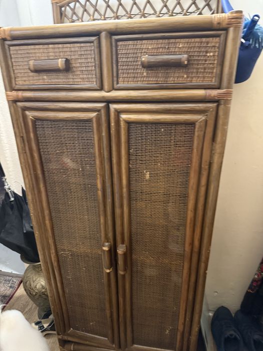 Komoda Ratan wysoka z polkami