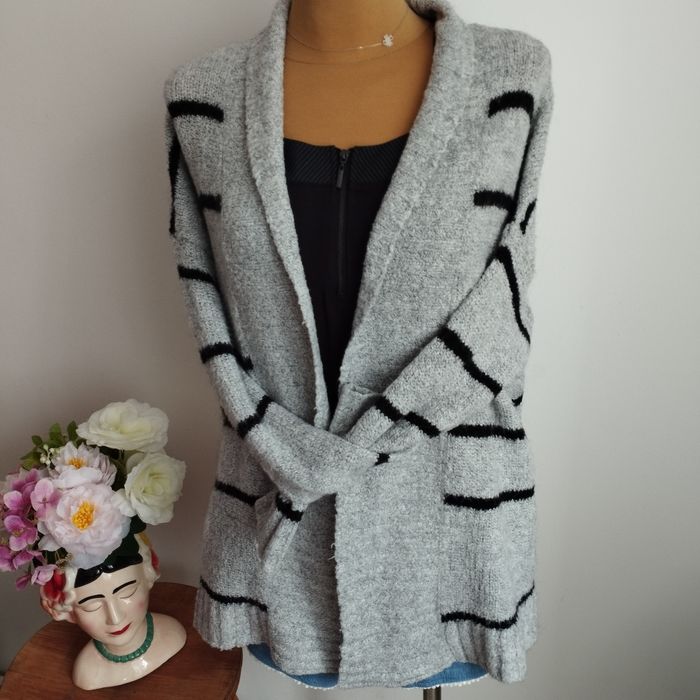 Sweter Sinsay S – miękki, ciepły, w paski