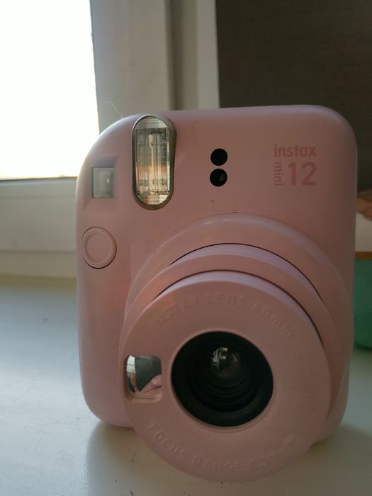 Фотоопорат  FUJIFILM INSTAX MINI 12 сам делает фото