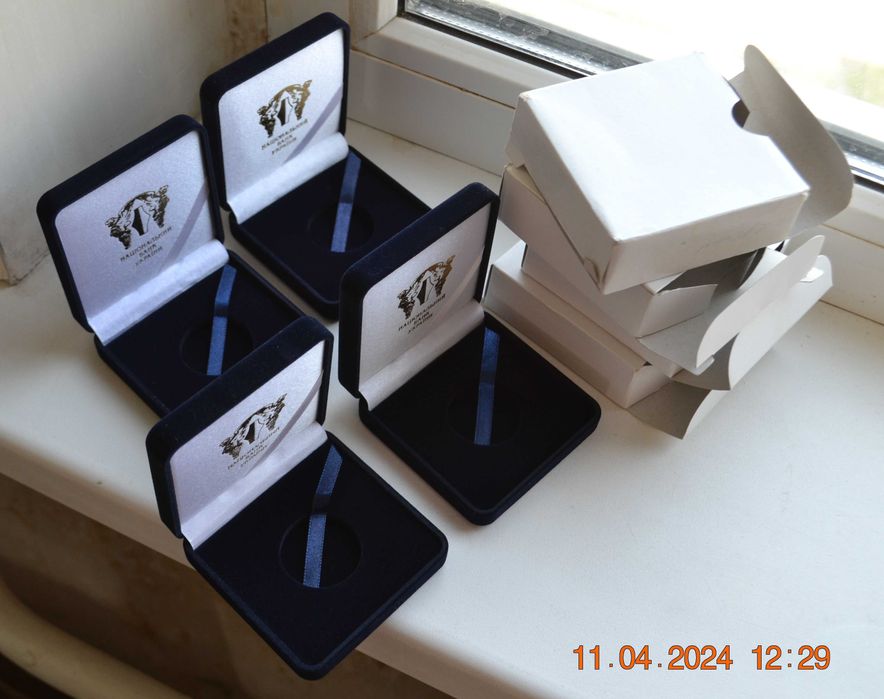 Четыре футляра для монеты 27 см. Диаметр капсулы 30 мм. 75х75х25 мм.