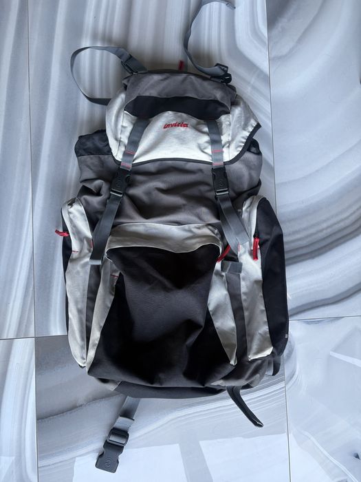 Plecak turystyczny czarno szary Invicta Cody 70 z peleryną