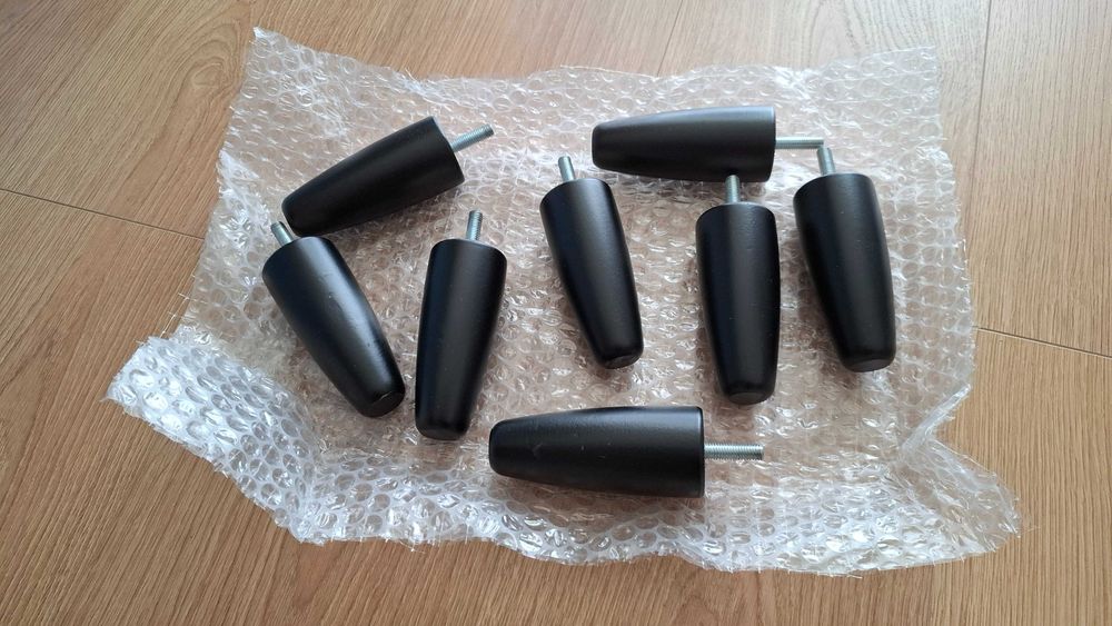 Conjunto de pés metálicos e de madeira para sofá