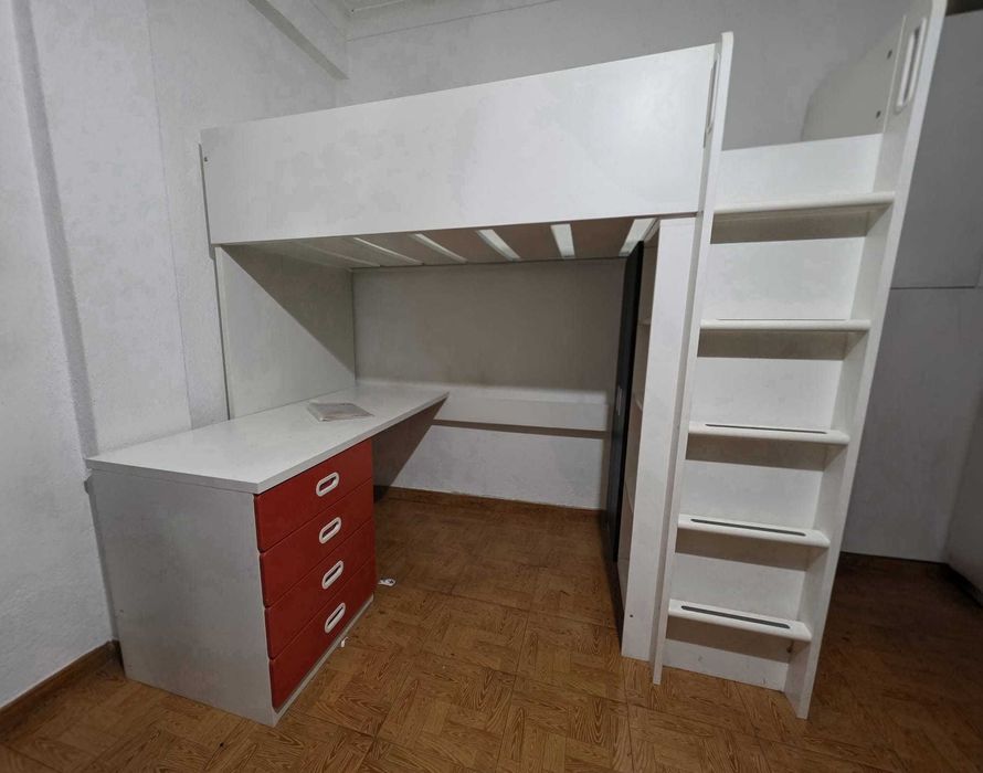 Cama alta branca com secretária e roupeiro – 350€ (negociáveis)