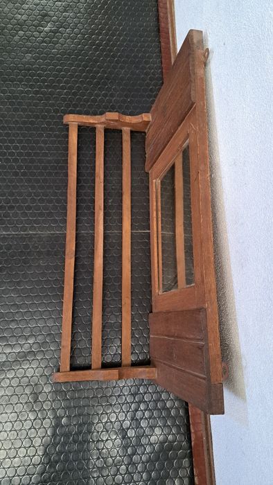 Cabide antigo em madeira com espelho