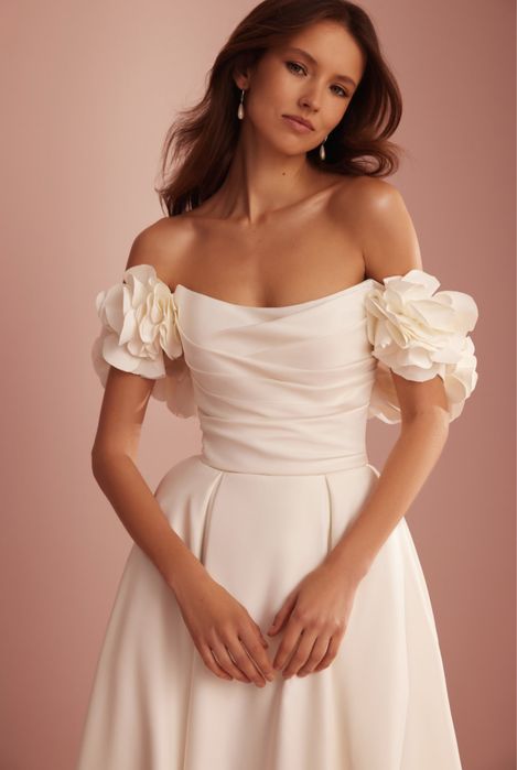 Весільна сукня з відкритими плечима