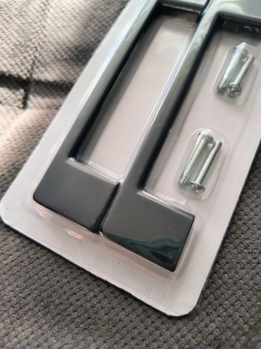 Uchwyt meblowy ze śrubami montażowymi