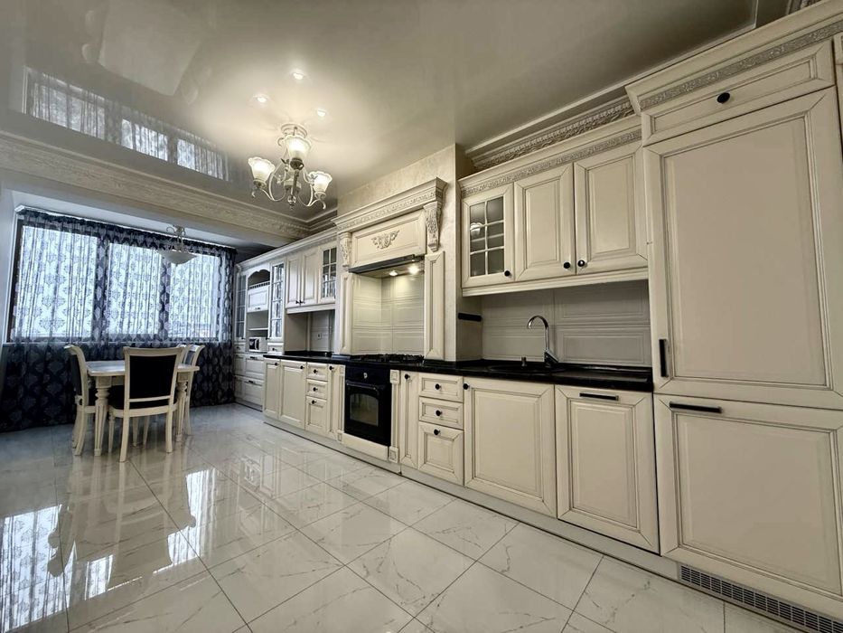 2 кімнати + кухня-студія у центрі біля парку та озера