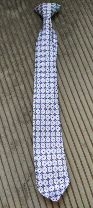 elegancki niebieski krawat chłopięcy zapinany