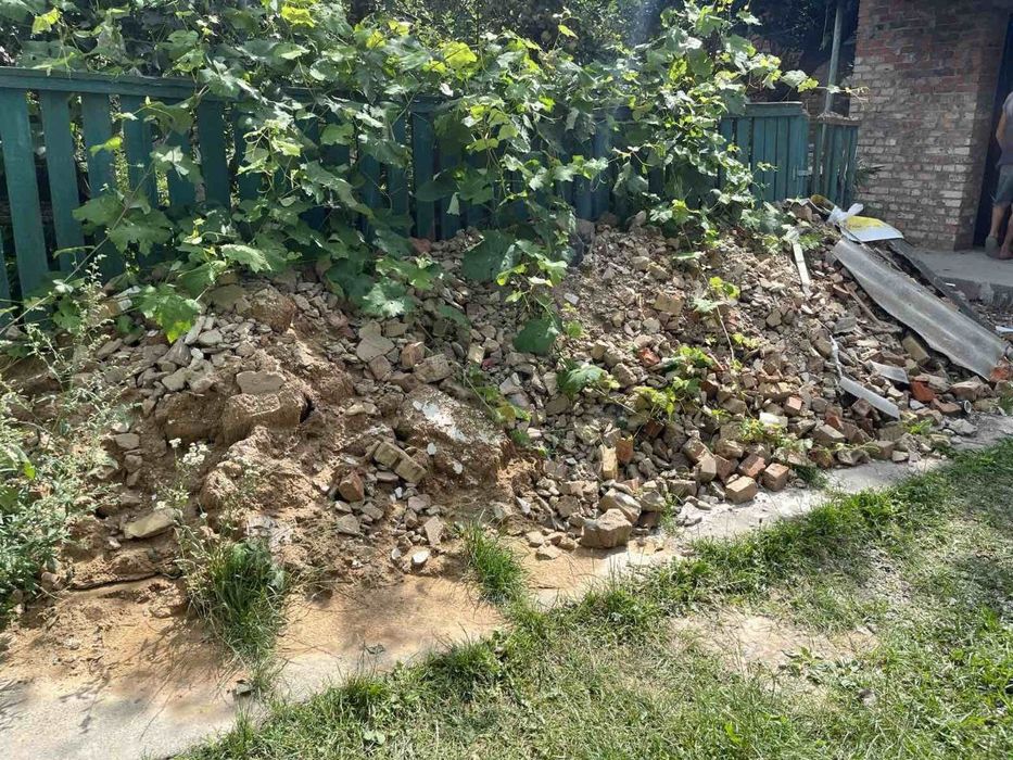 Вивезення будівельного сміття гілок зламу старих меблів снігу