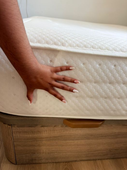 Jogo de quarto - Cama + Colchão + Roupeiro (Como Novo)