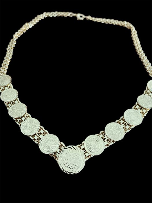 Conjunto de joias dourado com medalhas