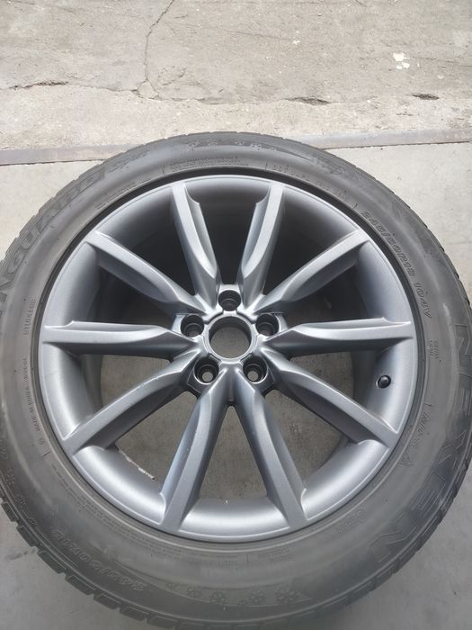 Felgi aluminiowe z oponami zimowymi.