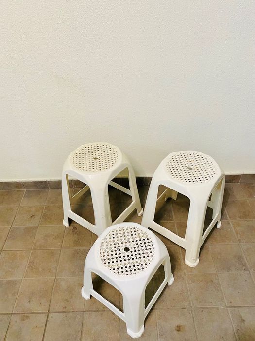 Três bancos de plástico