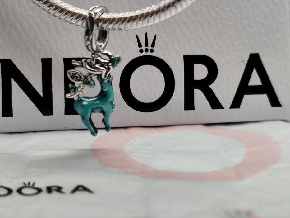 Pendente rena da Pandora brilha no escuro