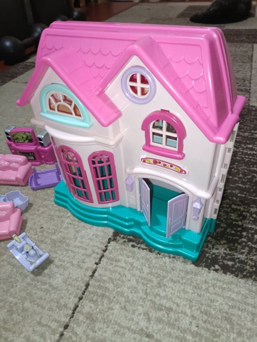 Іграшковий дім для кукол