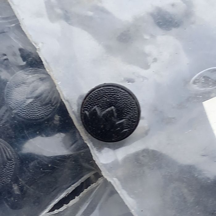 Продам пуговицы черные с рисунком с ушком,размер 13 мм,