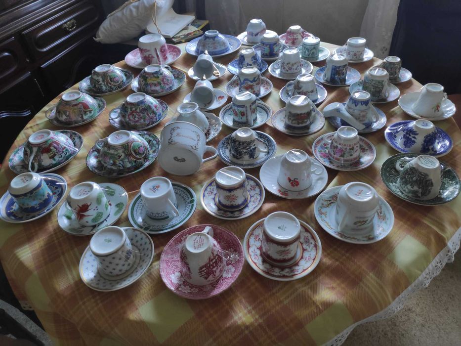Various mugs.446353432265379840