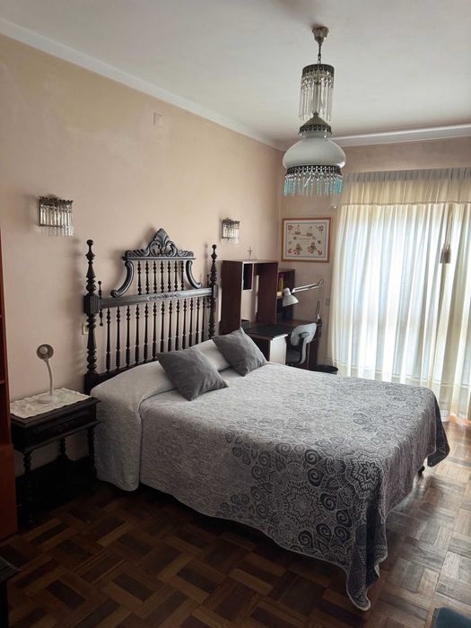 Conjunto de Quarto Clássico em Madeira Maciça 2