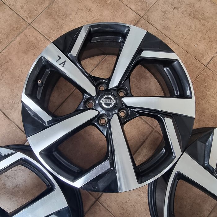 Диски Nissan R19 5x114.3 7j ET40 ЦО66.1 оригінал