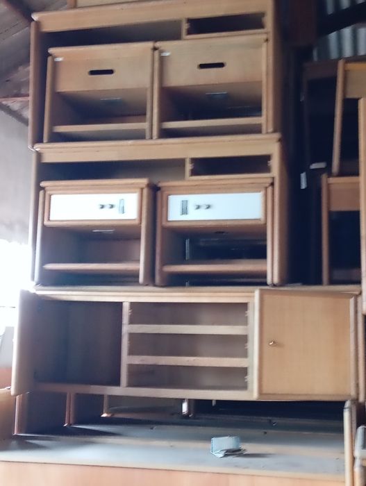 Vendo várias madeiras e vários móveis