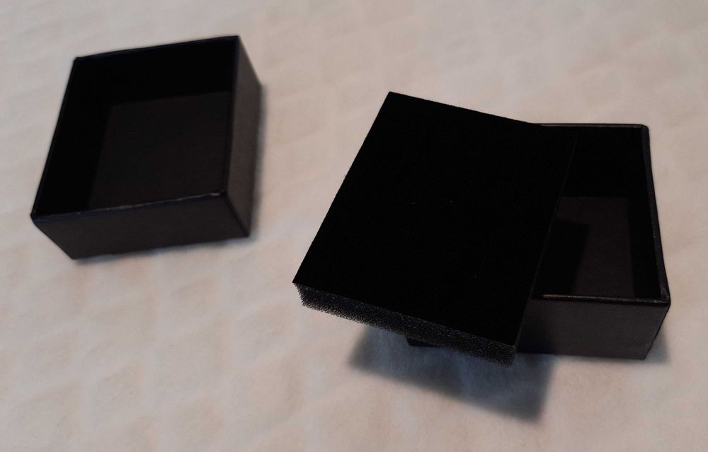 Pudełeczko na kolczyki, czarne, 7,5x6,3x4cm (Kreatywne)