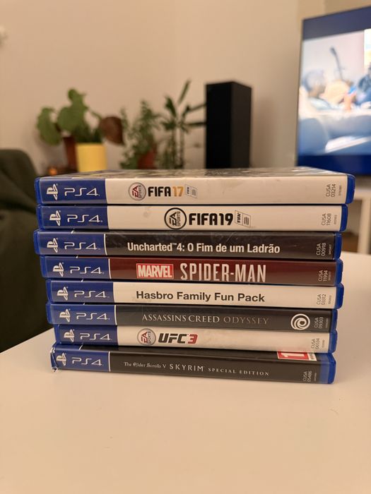 PS4 Slim + 2 comandos + 8 jogos