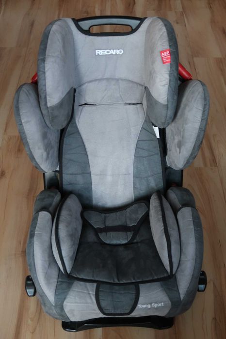 Dziecięcy fotelik samochodowy firmy RECARO Young Sport (9-18 kg)