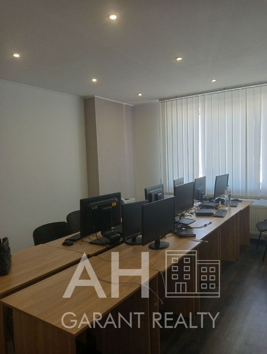 Тепло.Офіс 140м з меблями,  4 великi кабінети, вул. Мишуги.  Метро  2х