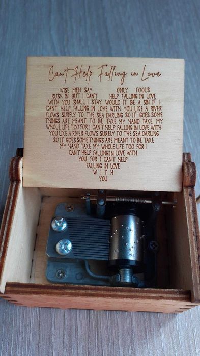 Caixa de música Elvis Can't help falling in love coração NOVO Valentim
