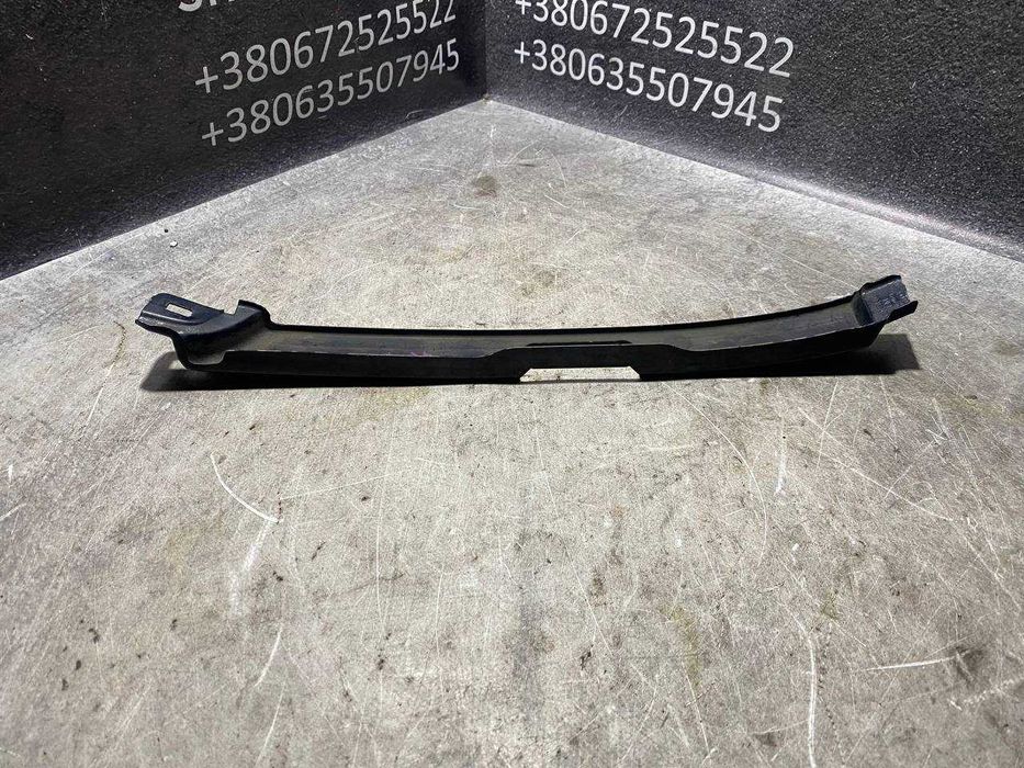 Накладка молдингвія під праву фару з отвором під омивач Audi 100/A6 C4