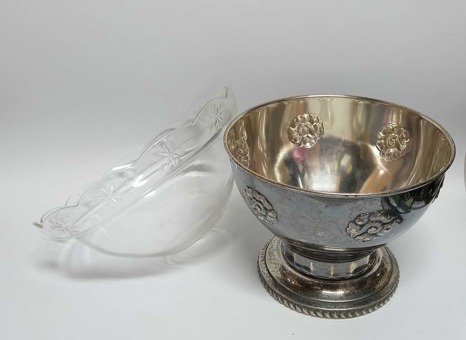 Owocarka, posrebrzana patera ze szkłem, pocz. XX w