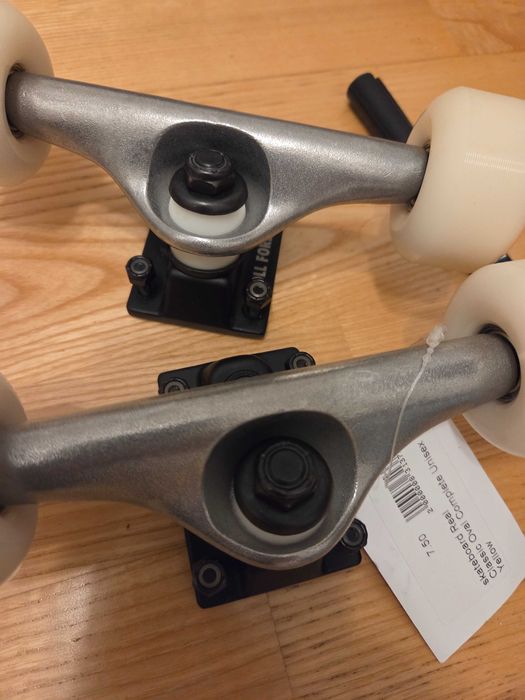 Real Skateboard trucki 7.5 + kółka + łożyska montażówki