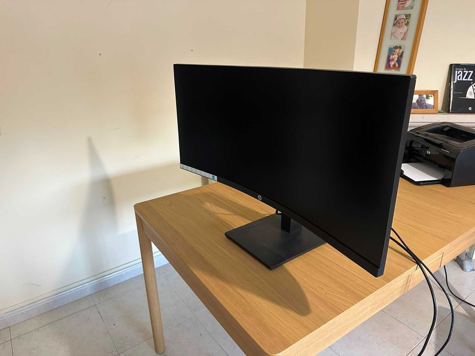 Monitor HP M34d de 34 polegadas, curvo, em excelente estado e totalmente funcional