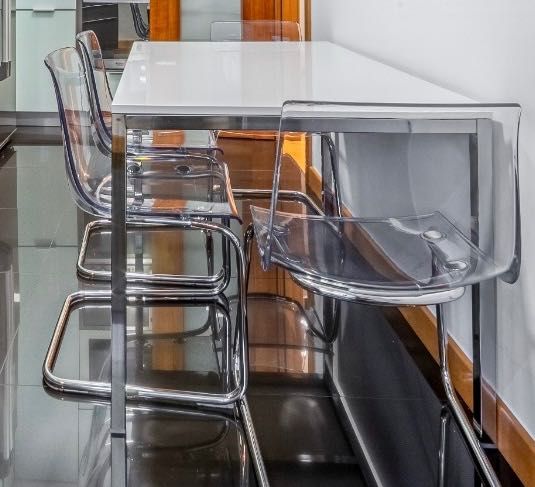 Mesa branca e cadeiras IKEA
