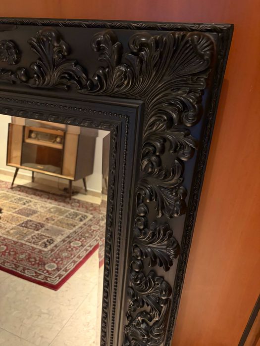Espelho grande com moldura preta ornamentada