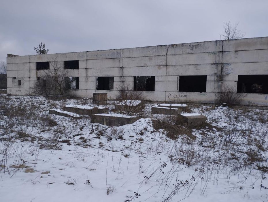 Продам капітальну будівлю  з великою територією!