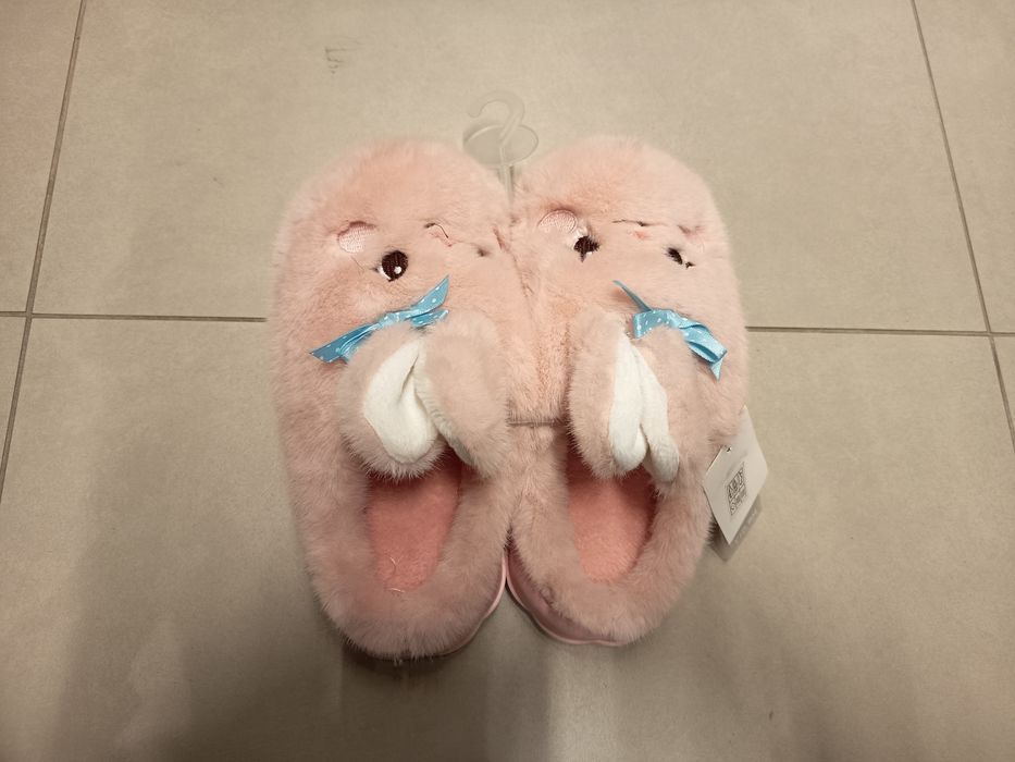 Nowe różowe futrzane kapcie buty