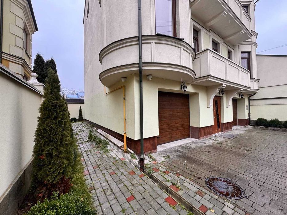 Продається просторий  будинок в Центрі