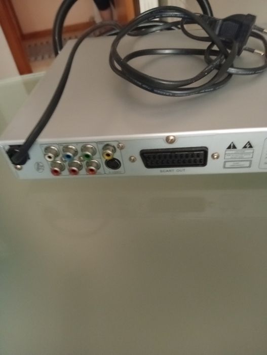 DVD com comando e cabo de 21 pines como novo