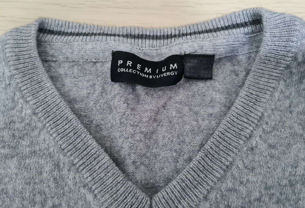 Szary sweter chłopięcy