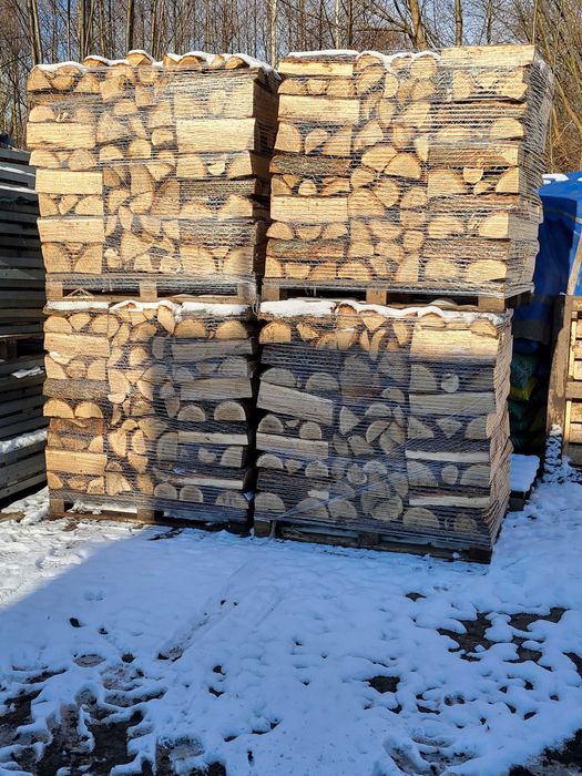 drewno opałowe sezonowane 3 lata pod wiatą, układane na paletach