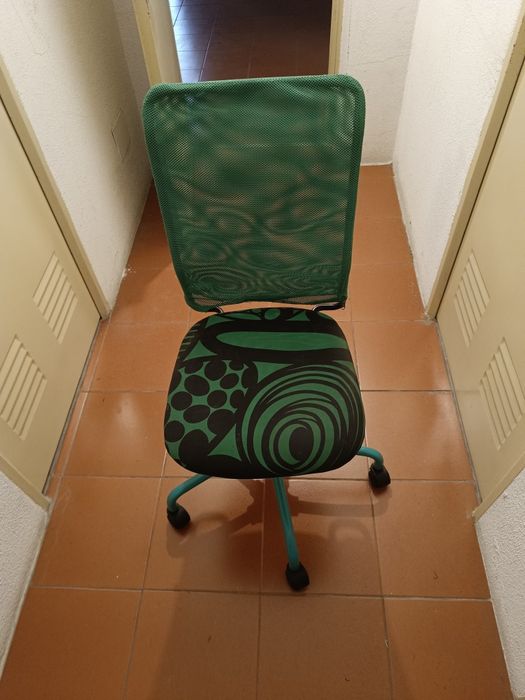 Cadeira de escritório com rodas e com elevador